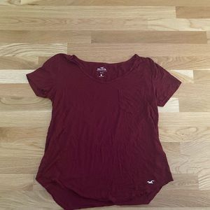 Maroon Hollister tee-shirt
